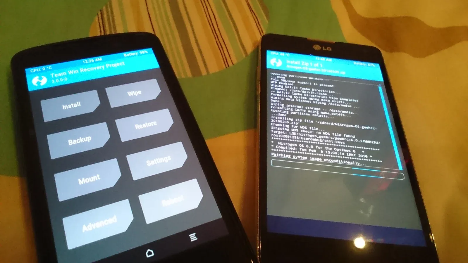 两台手机显示 TWRP 界面与刷机安装过程
